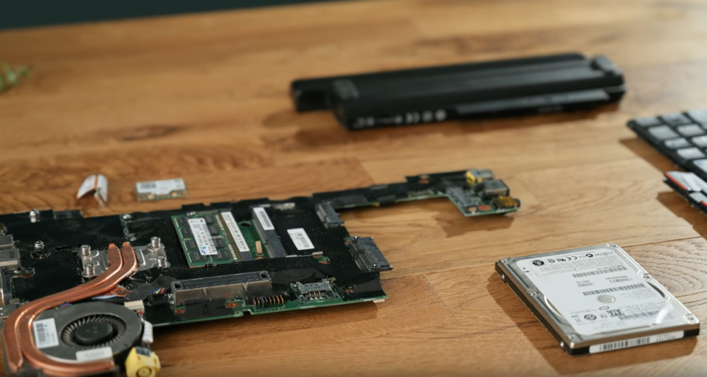 Các linh kiện laptop nằm trên bàn
