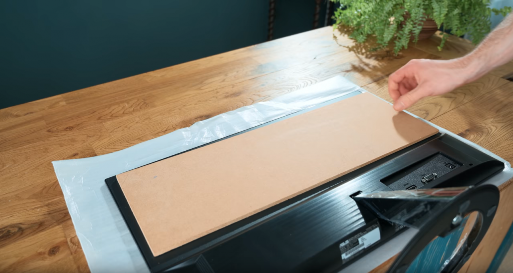 Miếng gỗ để trên mặt sau của màn hình