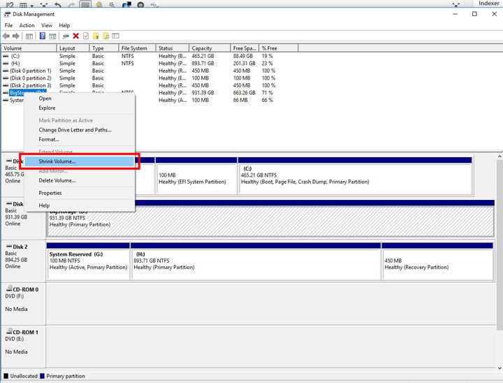Menu tuỳ chọn với phần Shrink Volume được khoanh đỏ, trong cửa sổ Disk Management