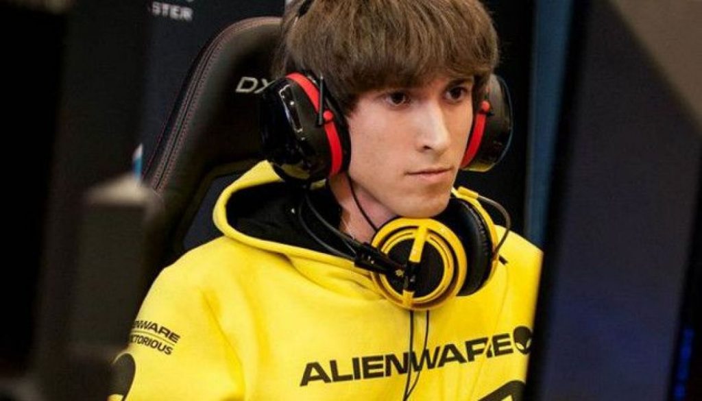 Anh tôi Dendi đang tập trung chơi game