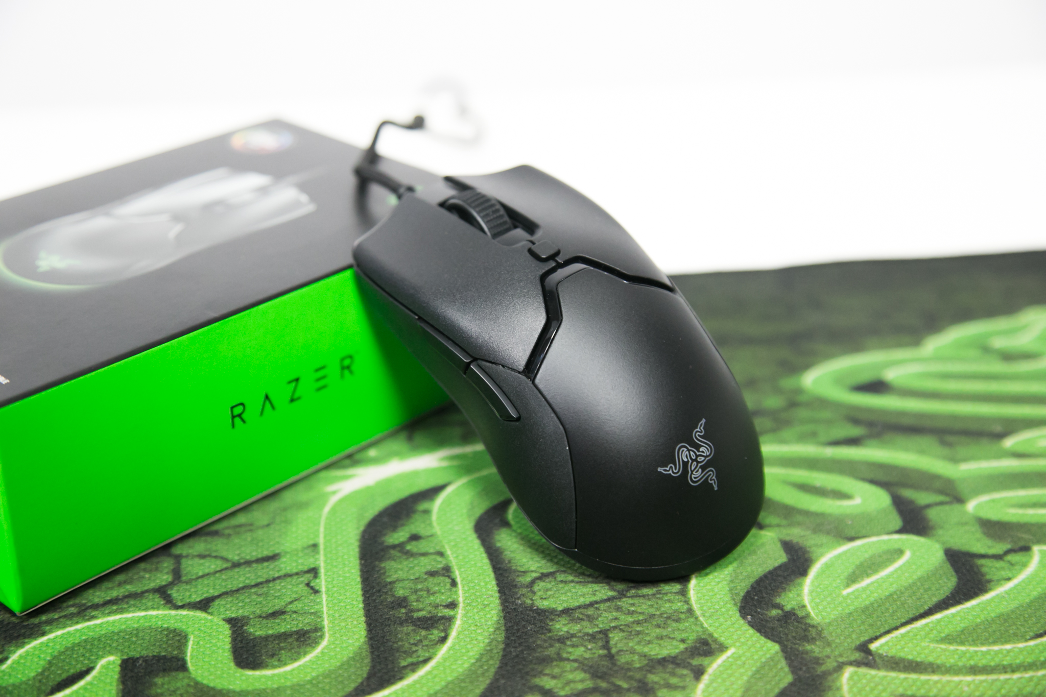 Razer Viper Mini có lớp vỏ nhám sần chất lượng tốt