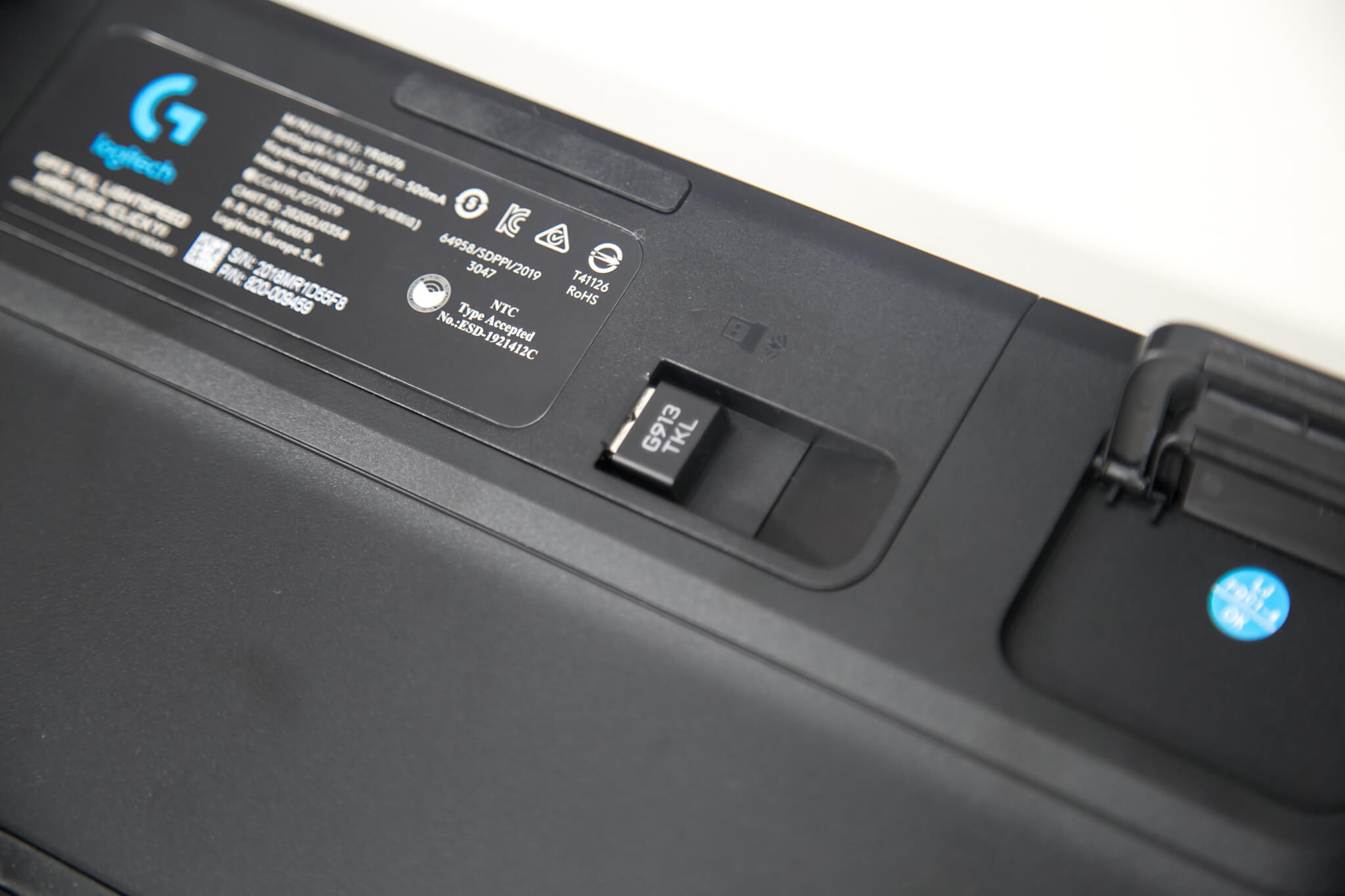 Lỗ cắm adapter của Logitech G913 TKL