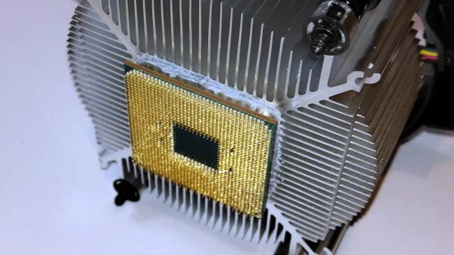 CPU có thể bị kéo ra khỏi socket vì dính với tản nhiệt