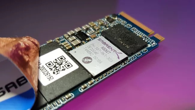 Tại sao dung lượng thực tế của SSD luôn thấp hơn dung lượng ghi trên vỏ hộp