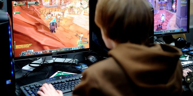 Game thủ đang chơi game online