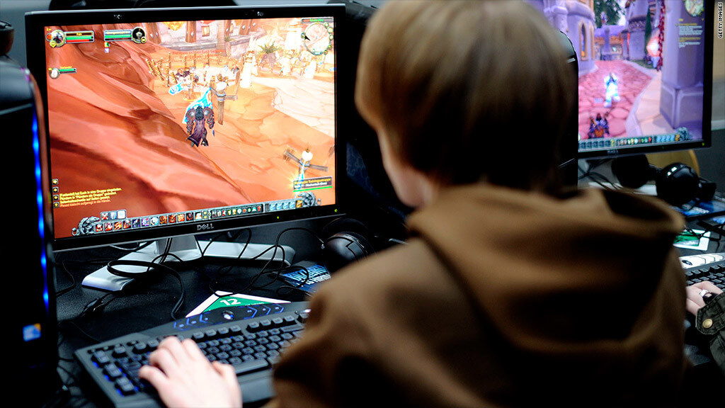 Game thủ đang chơi game online