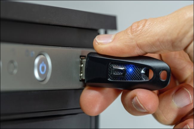 Sử dụng USB Drive có đèn LED