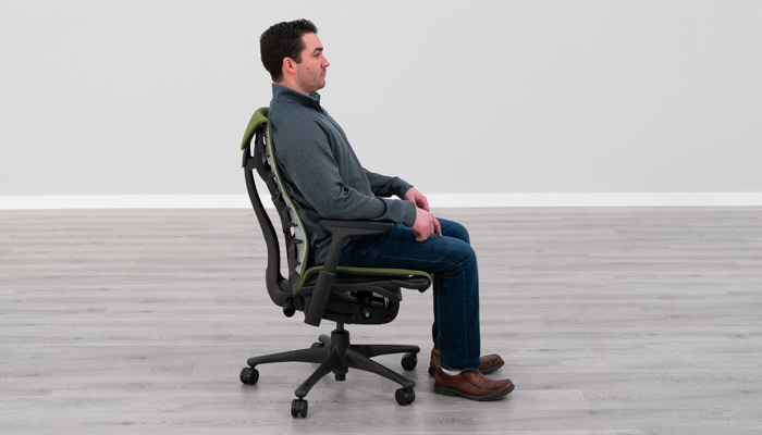phần lưng của Herman Miller x Logitech Embody cao đến vai của tôi