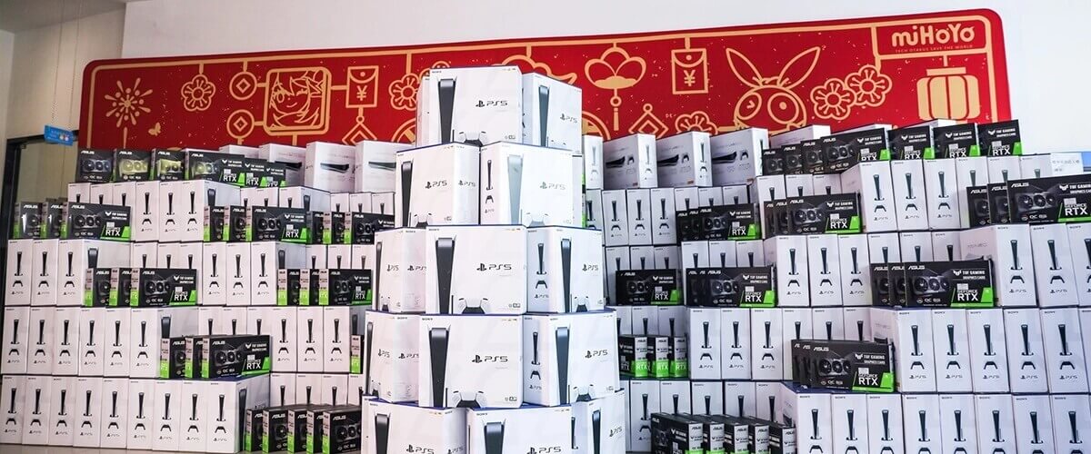 miHoYo thưởng Tết nhân viên bằng PS5 và RTX 3070