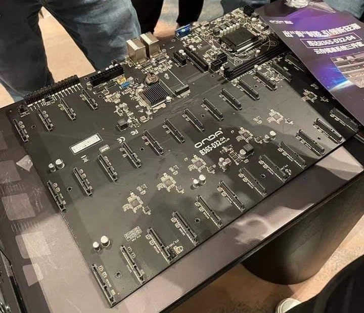 Trung Quốc ra mắt bo mạch chủ 'siêu to khổng lồ' lắp được 32 ổ 14TB cùng lúc