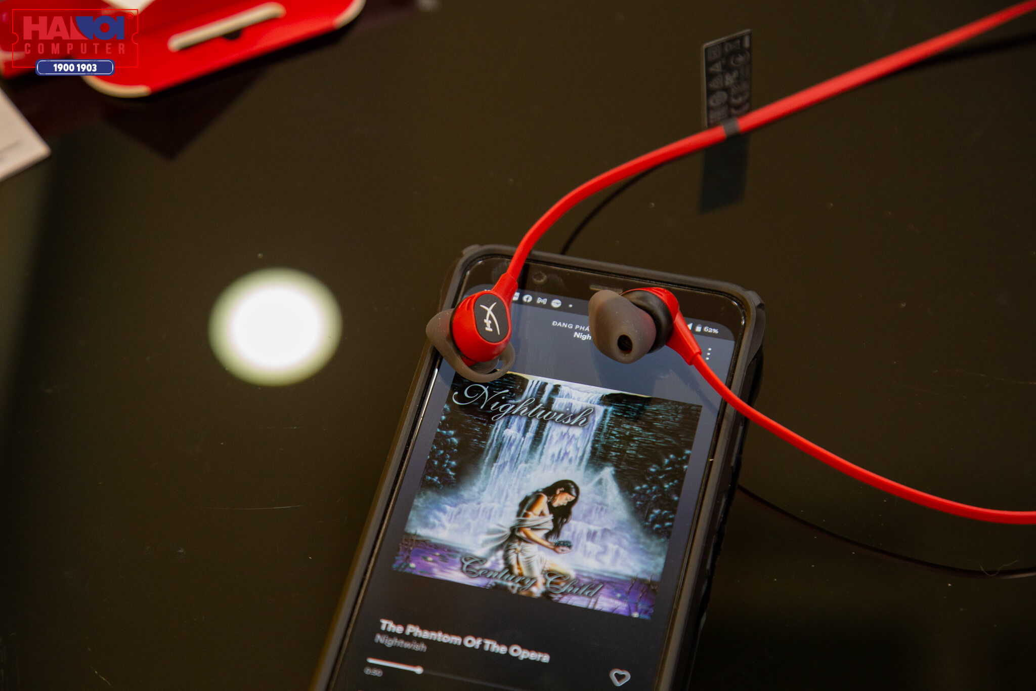 Nghe nhạc với Tai nghe Kingston HyperX Buds Wireless