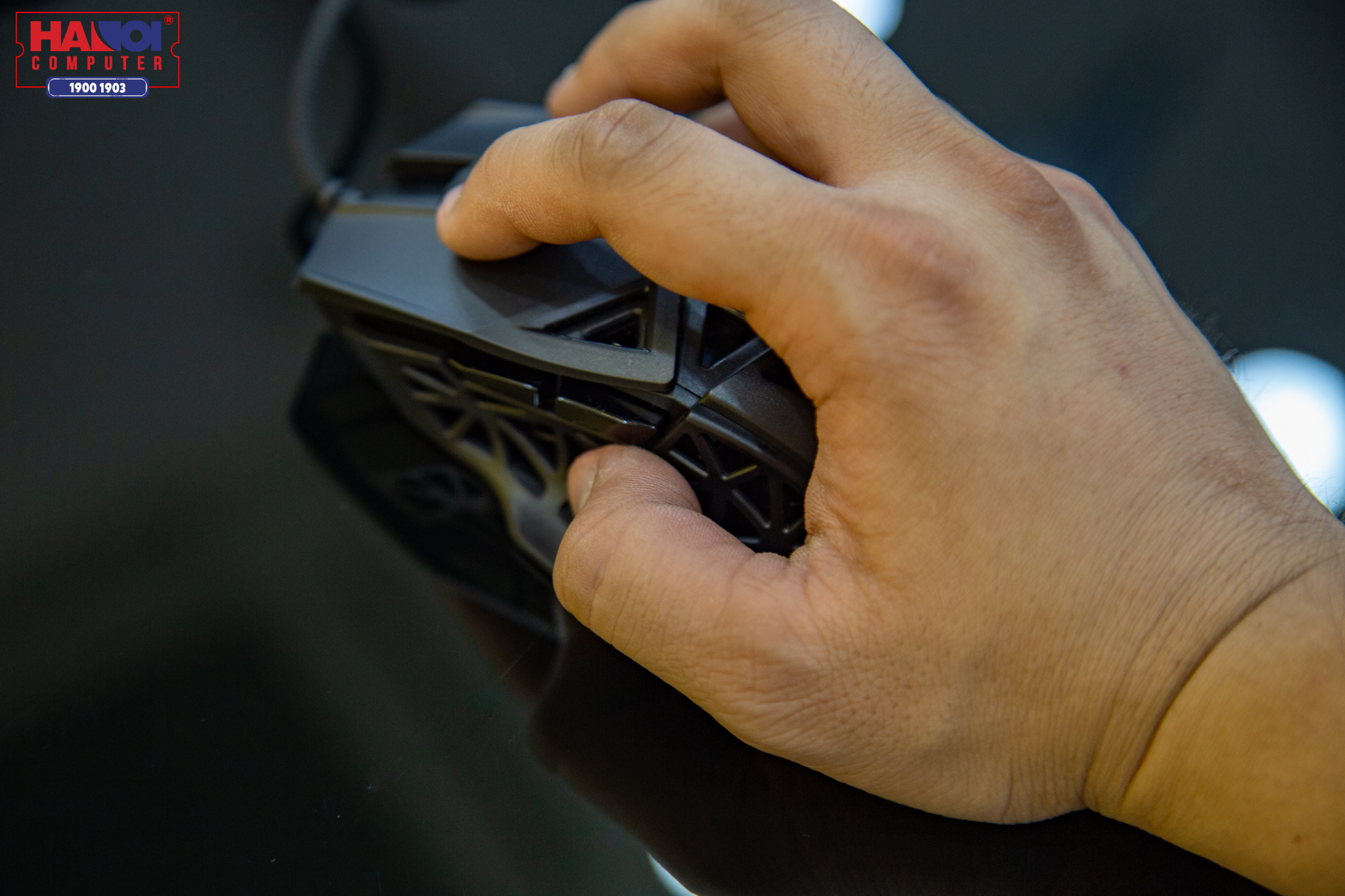 Kiểu cầm chuột của Mad Catz M.O.J.O M1