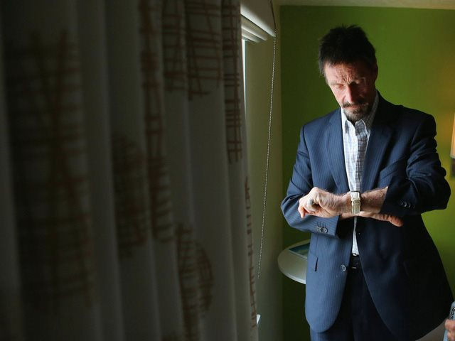 John McAfee xem đồng hồ
