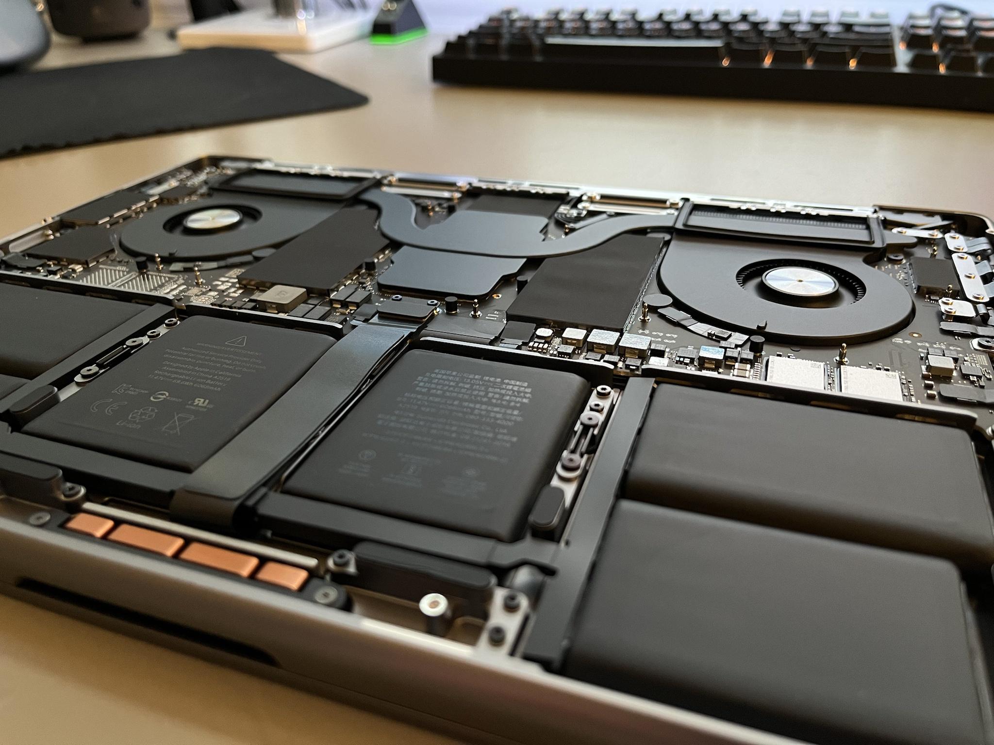 Thiết kế bên trong hơi chút khác biệt so với Macbook Pro M1 2020, ảnh: reddit
