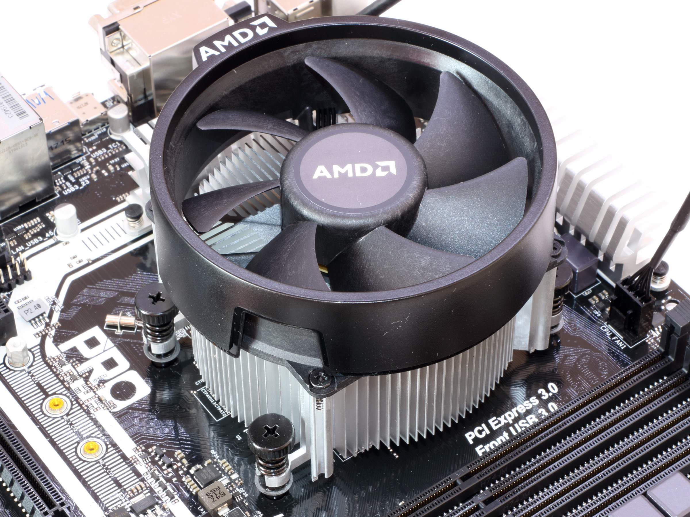 quạt tản nhiệt Wraith Spire của AMD, ảnh: Wiki
