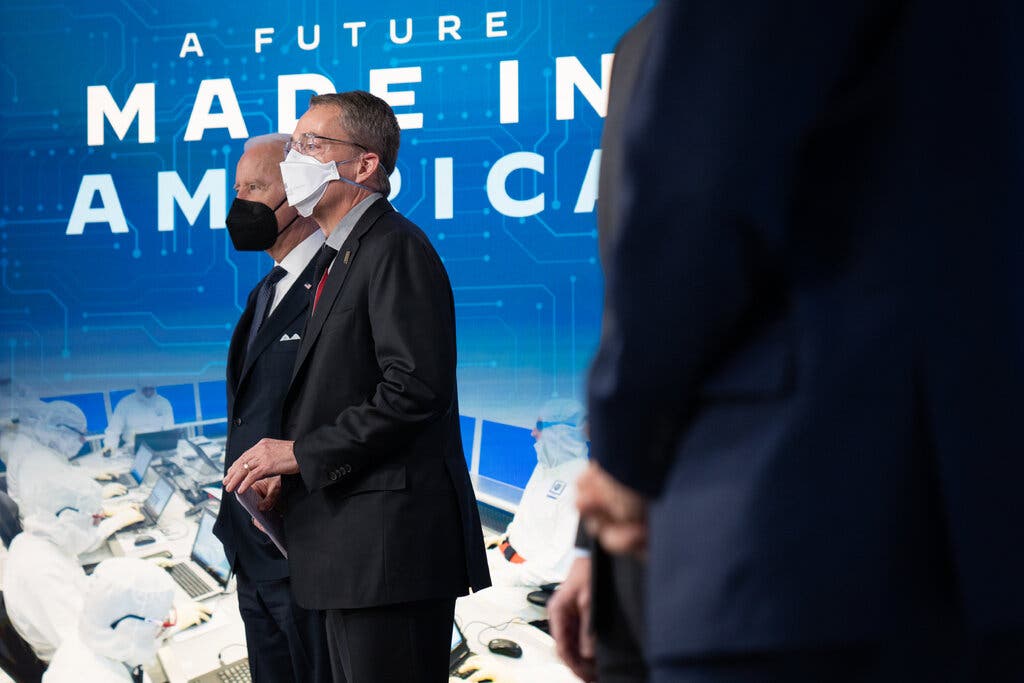 Tổng thống Mỹ và CEO Intel trong một cuộc trao đổi tại Washington vào ngày 22/1 vừa qua, ảnh: NYT