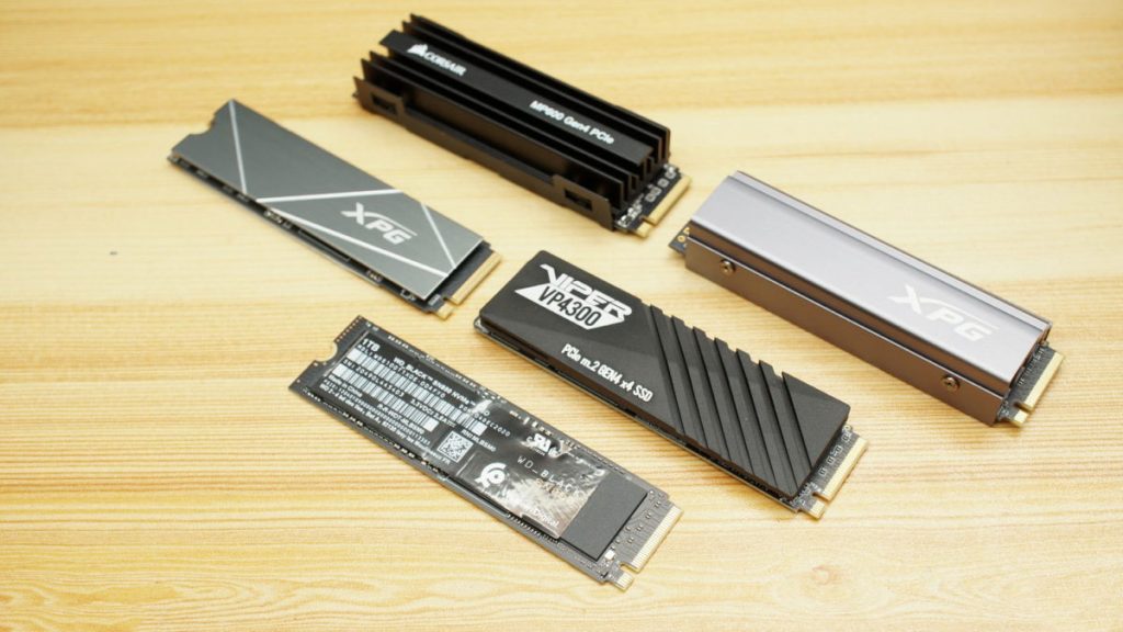 Corsair Force MP600 là một trong những ổ SSD có kích thước chiều cao bộ tản nhiệt lớn nhất so với những mẫu SSD phổ thông trên thị trường, thậm chí nó còn chiều cao hơn mẫu ADATA XPG S70.