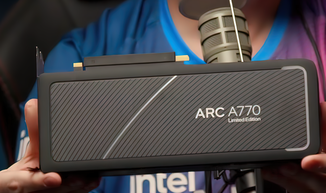 Card đồ họa Intel Arc A770 Limited Edition, ảnh: Youtube Linus Tech Tips