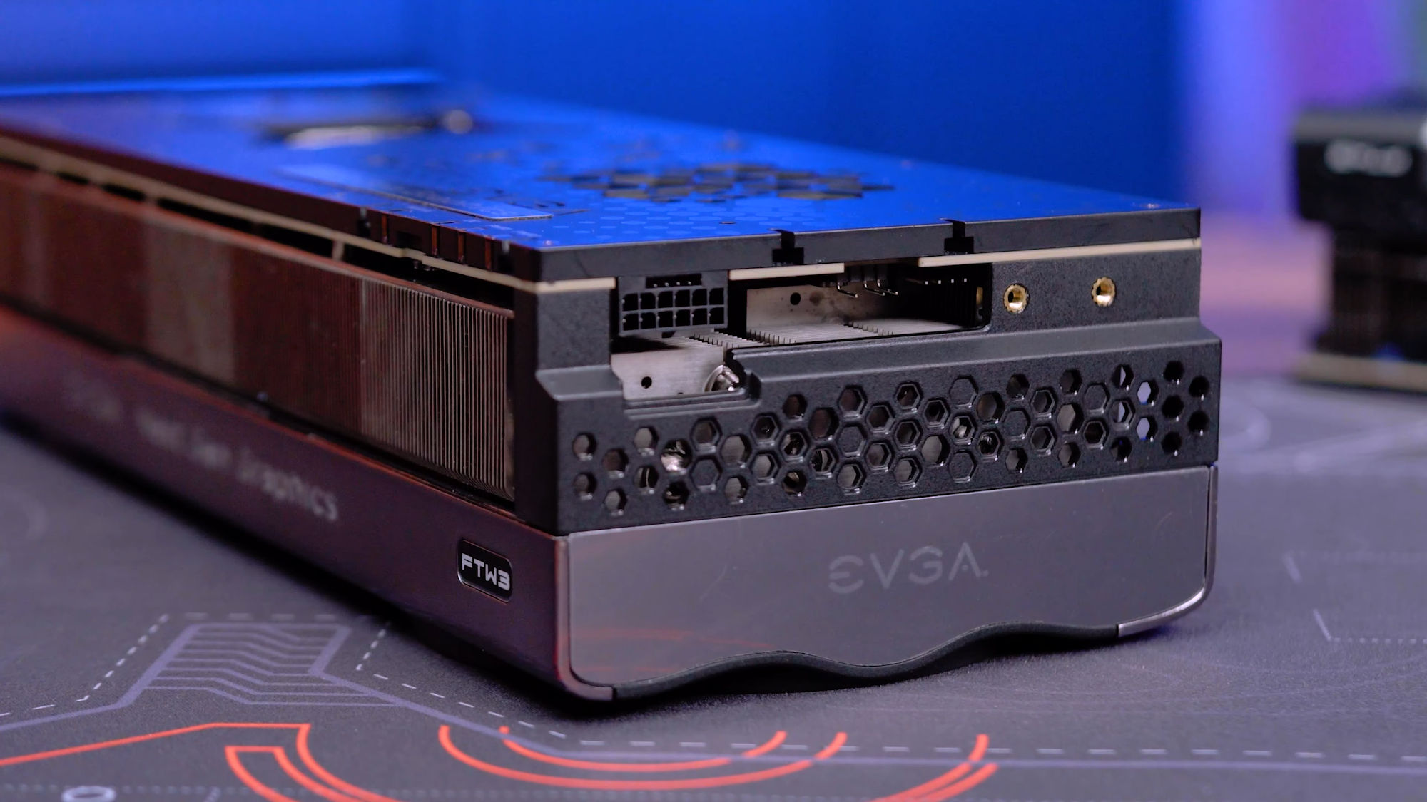 Cổng nguồn 16pin trên RTX 4090 FTW3, ảnh: JayzTwoCents